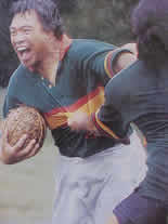 Ngakete Andrews, avec le ballon du jeu Ki-o-Rahi. 